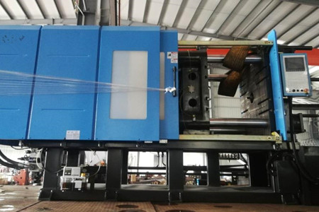 果筐注塑機廠家如何保證設(shè)備性能的一致性和穩(wěn)定性？